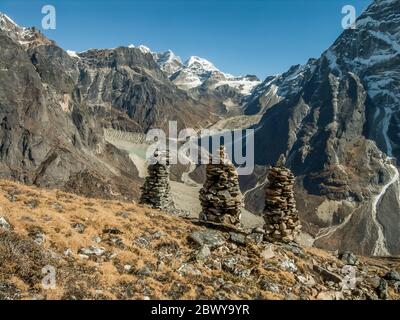 Népal. Partez en randonnée jusqu'au sommet de Mera. Paysage général au-dessus des vallées d'Arun et de Hinka et du hameau de Tagnag Banque D'Images