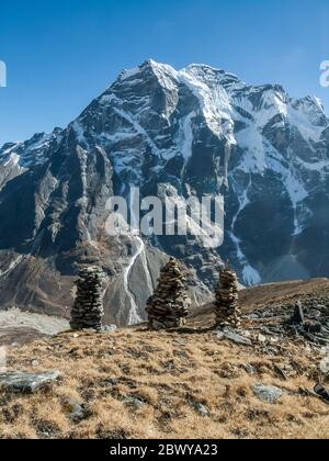 Népal. Partez en randonnée jusqu'au sommet de Mera. Paysage général au-dessus des vallées d'Arun et de Hinka et du hameau de Tagnag Banque D'Images