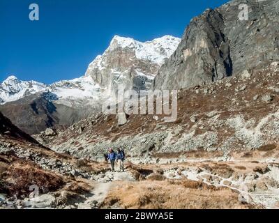 Népal. Partez à Mera Peak. Sentier de randonnée au-dessus de la colonie de Tagnag jusqu'à la haute colonie de pâturage de Yak de Ktare en route vers le pic de Mera. Banque D'Images