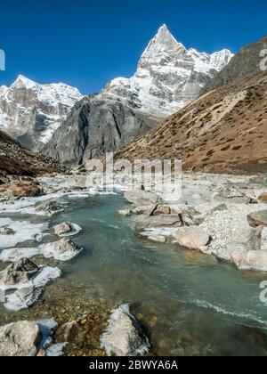 Népal. Partez à Mera Peak. Sentier de randonnée au-dessus de la colonie de Tagnag avec le fabuleux sommet sans nom sur la rivière Dig gorge. Les paysages de montagne ne sont pas mieux que cela ! Banque D'Images