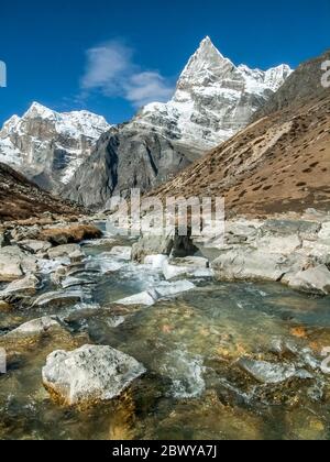 Népal. Partez à Mera Peak. Sentier de randonnée au-dessus de la colonie de Tagnag avec le fabuleux sommet sans nom sur la rivière Dig gorge. Les paysages de montagne ne sont pas mieux que cela ! Banque D'Images