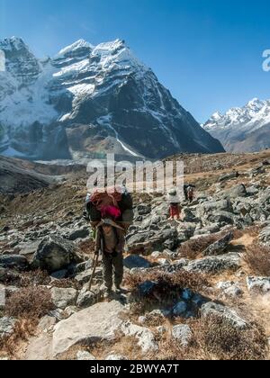 Népal. Partez à Mera Peak. Sentier de randonnée au-dessus de la colonie de Tagnag jusqu'à la haute colonie de pâturage de Yak de Ktare en route vers le pic de Mera. Banque D'Images