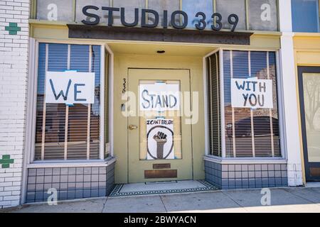 Un studio d'art local soutient le mouvement Black Lives Matter à San Pedro, CA, lors de manifestations et d'émeutes après le meurtre de George Floyd Banque D'Images