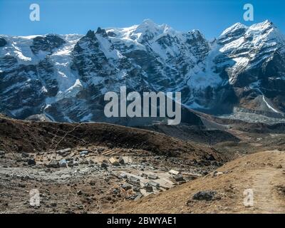 Népal. Partez à Mera Peak. Sentier de randonnée à la tête de la vallée de Hinka, en regardant vers le bas sur la colonie de Yak Herders de Khash Banque D'Images