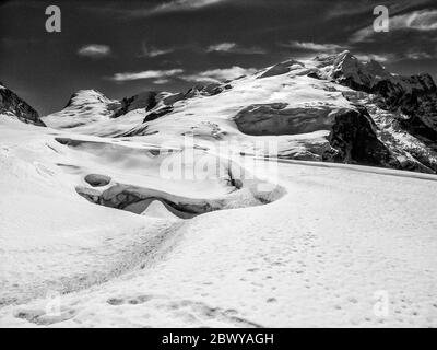 Népal. Partez à Mera Peak. Paysage glaciaire à travers le glacier de Mera, en regardant dans la direction du sommet de la cime de neige et le sommet du pic de Mera à 6476m. Banque D'Images