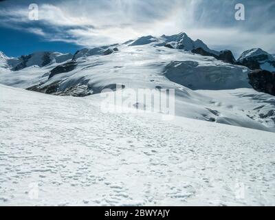 Népal. Partez à Mera Peak. Paysage glaciaire à travers le glacier de Mera, en regardant dans la direction du sommet de la cime de neige et le sommet du pic de Mera à 6476m. Banque D'Images