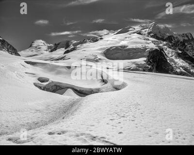 Népal. Partez à Mera Peak. Paysage glaciaire à travers le glacier de Mera, en regardant dans la direction du sommet de la cime de neige et le sommet du pic de Mera à 6476m. Banque D'Images