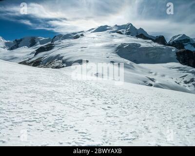 Népal. Partez à Mera Peak. Paysage glaciaire à travers le glacier de Mera, en regardant dans la direction du sommet de la cime de neige et le sommet du pic de Mera à 6476m. Banque D'Images