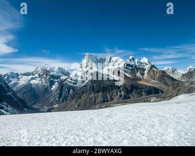 Népal. Partez à Mera Peak. Panorama panoramique des sommets de l'Himalaya depuis le glacier de Mera en regardant dans la direction du pic 43 Banque D'Images