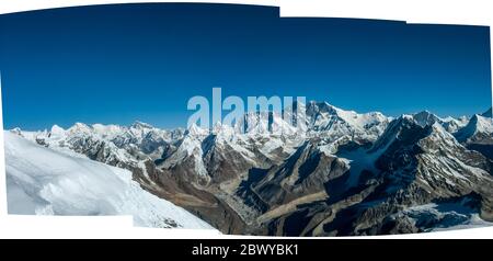 Népal. Partez à Mera Peak. Panorama panoramique des sommets de l'Himalaya depuis le sommet du pic de Mera à 6476m, en regardant dans la direction du mont Everest 8848m la plus haute montagne du monde dominant le centre à droite horizon, avec l'évidente crête du mur de Lhotse devant. Banque D'Images