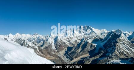 Népal. Partez à Mera Peak. Panorama panoramique des sommets de l'Himalaya depuis le sommet du pic de Mera à 6476m, en regardant dans la direction du mont Everest 8848m la plus haute montagne du monde dominant le centre à droite horizon, avec l'évidente crête du mur de Lhotse devant. Banque D'Images