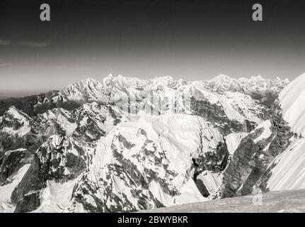 Népal. Partez à Mera Peak. Panorama panoramique des sommets de l'Himalaya depuis le sommet de Mera Peak à 6476m, en regardant dans la direction de Cho Oyu. Banque D'Images