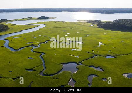 Une vue aérienne montre des canaux étroits qui serpentant à travers un marais salé sur Cape Cod, Massachusetts. Les marais salants sont des habitats importants pour de nombreuses espèces. Banque D'Images