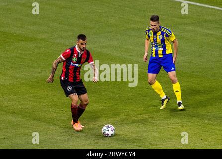 BUDAPEST, HONGRIE - JUIN 3 : (l-r) Davide Lanzafame de Budapest Honved contrôle le ballon à côté de Dino Besirovic de Mezokovesd Zone FC lors du match final de la coupe hongroise entre Budapest Honved et Mezokovesd ZonFC à Puskas Arena le 3 juin 2020 à Budapest, Hongrie. Banque D'Images