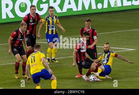 BUDAPEST, HONGRIE - JUIN 3 : (l-r) Djordje Kamber de Budapest Honved, Ivan Lovric de Budapest Honved, Budu Zivzivadze de Mezokovesd Zonque FC #11, Dino Besirovic de Mezokovesd Zonque FC #6, Roland Ugrai de Budapest Honved, Daniel Gazdag de Budapest Honved #6 et Tamas Cseri du FC de Mezokovesd Zonde en action lors du match final de la coupe hongroise entre Budapest Honved et le FC de Mezokovesd Zonde Puskas Arena le 3 juin 2020 à Budapest, Hongrie. Banque D'Images