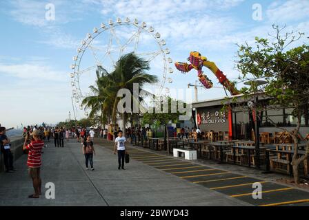 Grande roue à l'extérieur du Mall of Asia, Pasay, Metro Manila, Philippines. Banque D'Images