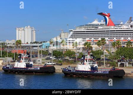 Bateaux de croisière et remorqueurs à Port Everglades, fort Lauderdale, Floride, États-Unis, Amérique du Nord Banque D'Images