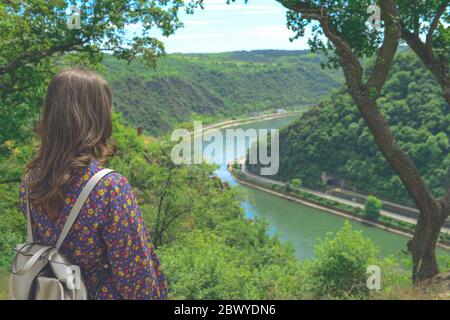 Femme dans la forêt verte appréciant la vue d'un abîme au-dessus de la rivière Banque D'Images