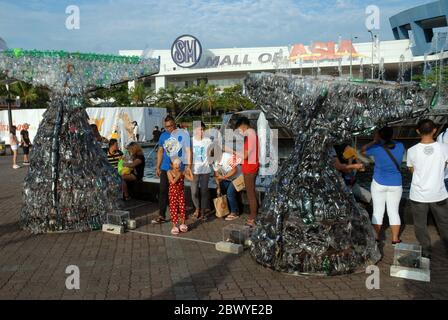 Sculptures de queue de baleine en bouteilles de plastique, Mall of Asia, Pasay City, Manille, Philippines. Banque D'Images
