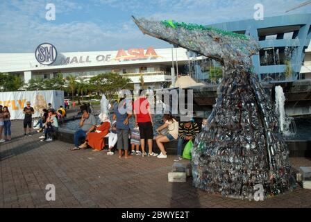 Sculptures de queue de baleine en bouteilles de plastique, Mall of Asia, Pasay City, Manille, Philippines. Banque D'Images