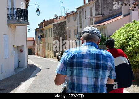 Couple âgé dans la ville de Cannes en France, bénéficiant de la vue sur la vieille ville. Retour à la vie normale après une pandémie. La quarantaine est terminée. Banque D'Images