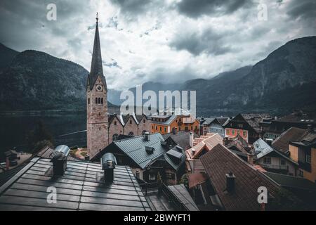 Célèbre village de montagne Hallstatt dans les Alpes autrichiennes en été Banque D'Images