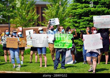 Bartlett, Illinois, États-Unis. Des personnes à une manifestation près d'un poste de police communautaire à la suite de la mort de George Floyd. Banque D'Images