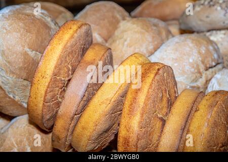 différents pains frais sur les étagères de la boulangerie. Rangées de pains frais sur la tablette. Concept de boulangerie Banque D'Images