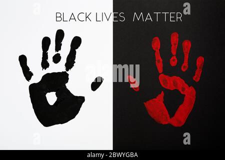 Les paumes noire et rouge sont imprimées sur fond noir et blanc. Inscription Black Lives Matter. Symbole égal. Pas de concept de racisme. Banque D'Images