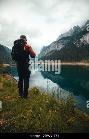 personne est debout au lac gosau en autriche pendant l'été Banque D'Images