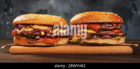 Deux délicieux hamburgers faits maison ou hamburgers, restauration rapide, gros plan. Banque D'Images