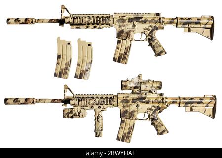 Photo isolée d'un carabine AR-15 camouflage désert avec oscilloscope et clips sur fond blanc. Banque D'Images