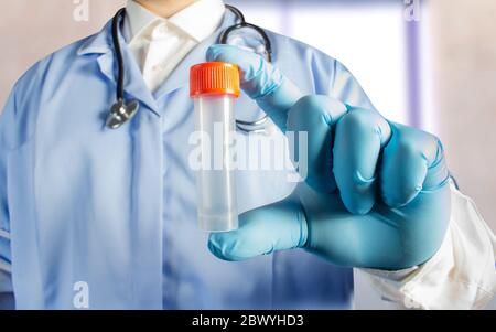 Photo d'un médecin en uniforme avec un flacon d'analyse contenant un stéthoscope. Banque D'Images