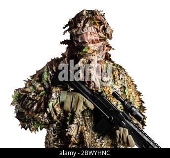 Photo d'un costume de camouflage forestier soldat debout et tenant un fusil de sniper isolé sur fond blanc. Banque D'Images