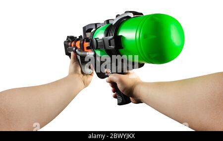 Photo isolée des mains tenant un pistolet à eau multicolore en plastique sur fond blanc vue de la première personne. Banque D'Images