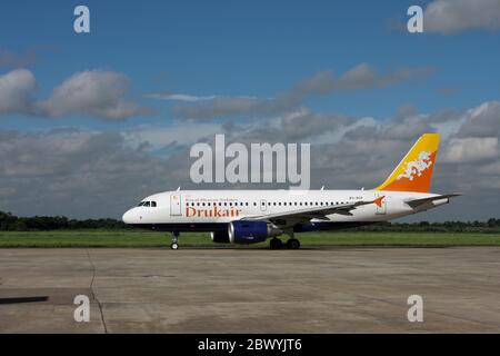 Un Airbus a319 Druk air sur le taxi de l'aéroport international de Zia, aujourd'hui l'aéroport international Hazrat Shah Jalal de Dhaka, au Bangladesh. Banque D'Images