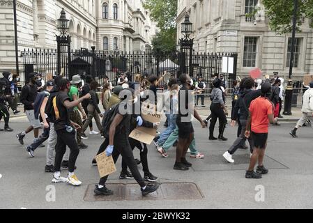 Londres, Grande-Bretagne. 3 juin 2020. Les gens participent à une manifestation à Londres, en Grande-Bretagne, le 3 juin 2020. Des milliers de personnes se sont rassemblées mercredi à Londres pour protester contre la mort de George Floyd, un homme noir non armé étouffé à mort par un policier blanc dans l'État du Minnesota, dans le centre-ouest des États-Unis, la semaine dernière. Crédit : ray Tang/Xinhua/Alay Live News Banque D'Images