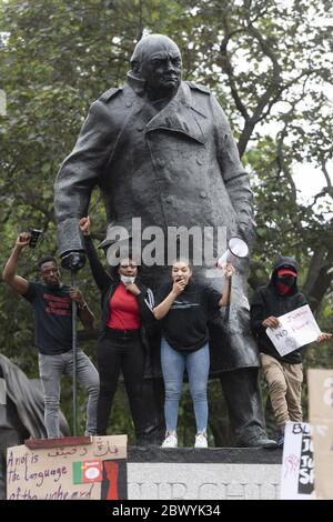 Londres, Grande-Bretagne. 3 juin 2020. Les gens participent à une manifestation à Londres, en Grande-Bretagne, le 3 juin 2020. Des milliers de personnes se sont rassemblées mercredi à Londres pour protester contre la mort de George Floyd, un homme noir non armé étouffé à mort par un policier blanc dans l'État du Minnesota, dans le centre-ouest des États-Unis, la semaine dernière. Crédit : ray Tang/Xinhua/Alay Live News Banque D'Images