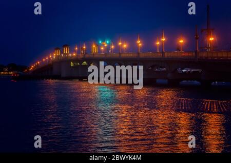 Le pont des Lions est photographié la nuit, le 10 avril 2015, à Saint Augustine, en Floride. Le pont des Lions est un pont de bascules à deux feuilles. Banque D'Images