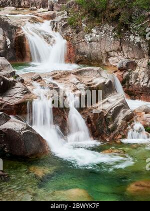 Cascade de Mata de Albergaria au milieu des bois, l'eau coule sur les rochers jusqu'au lac de Green Banque D'Images