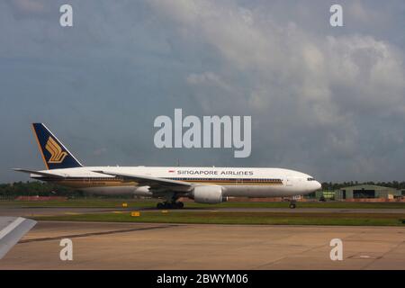 Boeing 777 de Singapore Airlines sur la piste de l'aéroport international de Bandaranaike. Sri Lanka. Banque D'Images