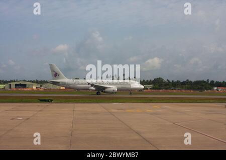 Qatar Airways Airbus A320 sur la piste de l'aéroport international de Bandaranaike. Sri Lanka. Banque D'Images