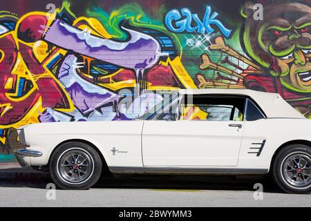 Ford Mustang & murale dans le quartier des arts Wynwood, Miami, Floride, USA Banque D'Images