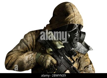 Photo isolée d'un soldat post-apocalyptique du désert en veste tactique, masque à gaz, gants, carabine et armure debout sur fond blanc vue latérale. Banque D'Images