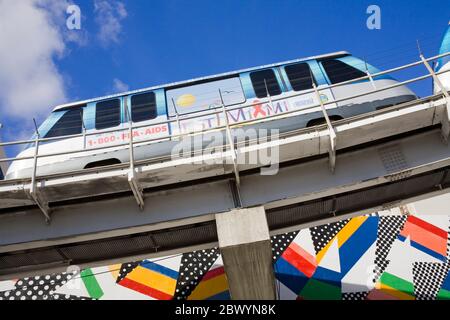 Metromover sur se 1st Street, Miami, Floride, États-Unis Banque D'Images