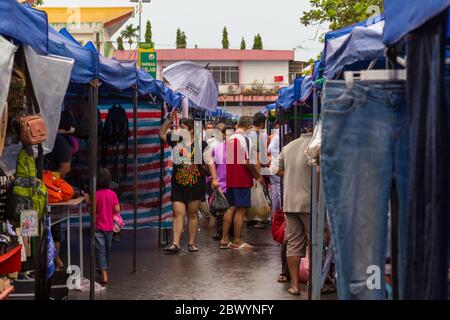 Tuaran, Sabah, Malaisie-janvier 21,2018: Jeune femme musulmane malaisienne locale qui vend des boissons au marché hebdomadaire de Tuaran, Sabah, Malaisie Banque D'Images