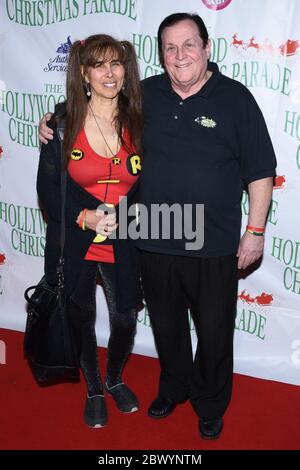 25 novembre 2018, Los Angeles, Californie, États-Unis : Tracy Ward et Burt Ward arrivent au 87e défilé de Noël annuel à Hollywood en Californie le 25 novembre 2018. (Image crédit : © Billy Bennight/ZUMA Wire) Banque D'Images