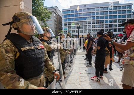 Washington, DC, États-Unis. 3 juin 2020. Des milliers de personnes se joignent à une marche de la Black Lives Matter près de la Maison Blanche. La Garde nationale empêche les manifestants de se déplacer au parc Lafayette. Credit Nicole Glass / Alamy Live News. Banque D'Images