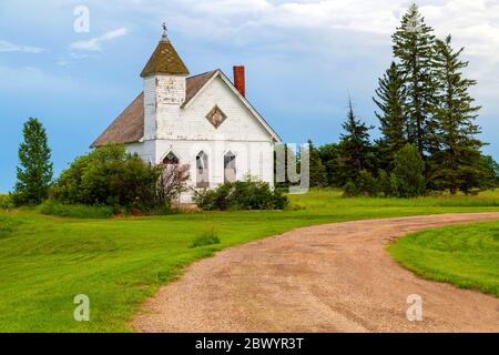 Ancienne église unie rustique et vécut abandonnée dans les Trossachs, Saskatchewan, Canada. Trossachs est un hameau de la province canadienne de Saskatchewan. Banque D'Images