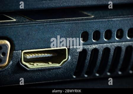 Port HDMI rouillé de l'ordinateur portable dans l'obscurité. Permet d'envoyer des signaux vidéo à l'écran. Banque D'Images